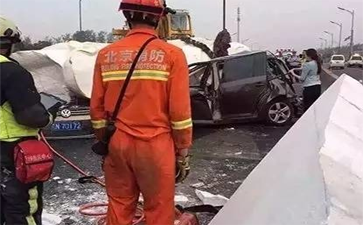 運(yùn)輸佛像的大車側(cè)翻，佛像摔斷，引發(fā)大堵車